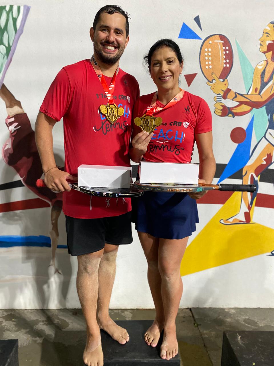 Camiseta vermelha personalizada 100% poliamida para o time de Beach Tennis